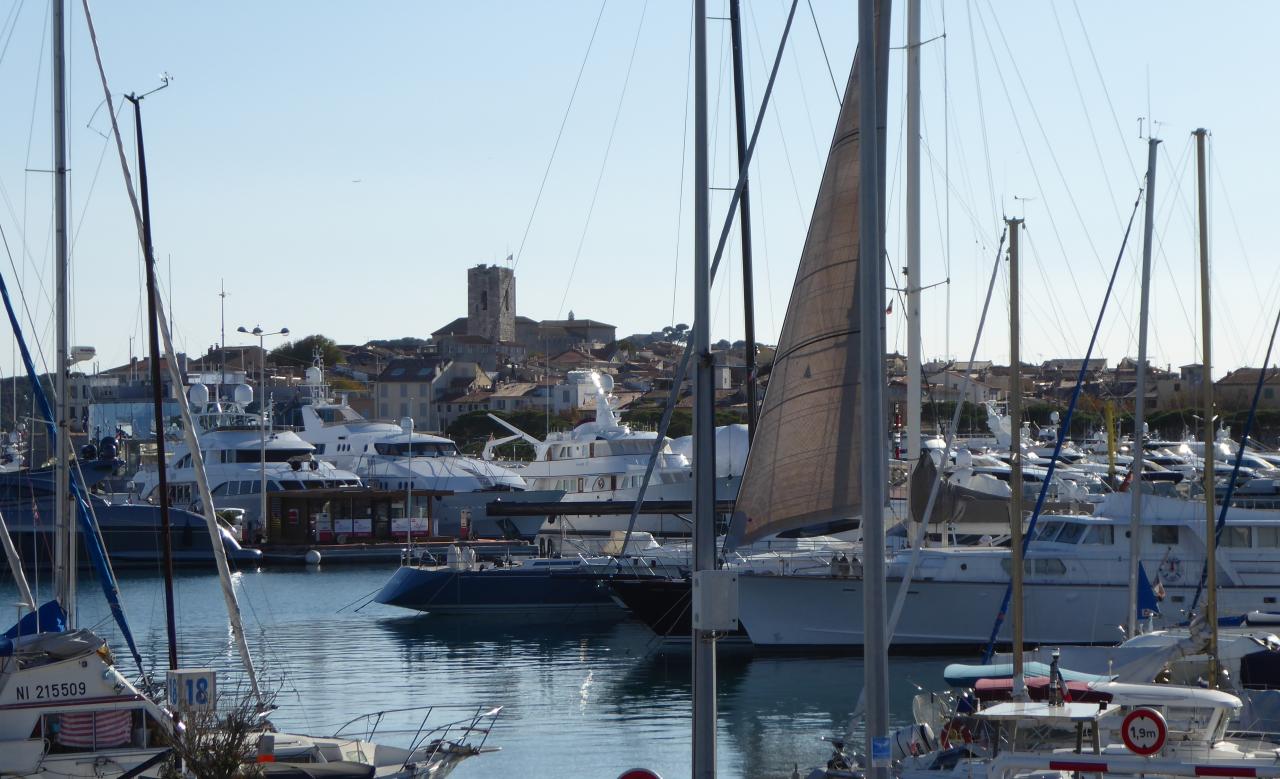 Le port avec la vieille ville