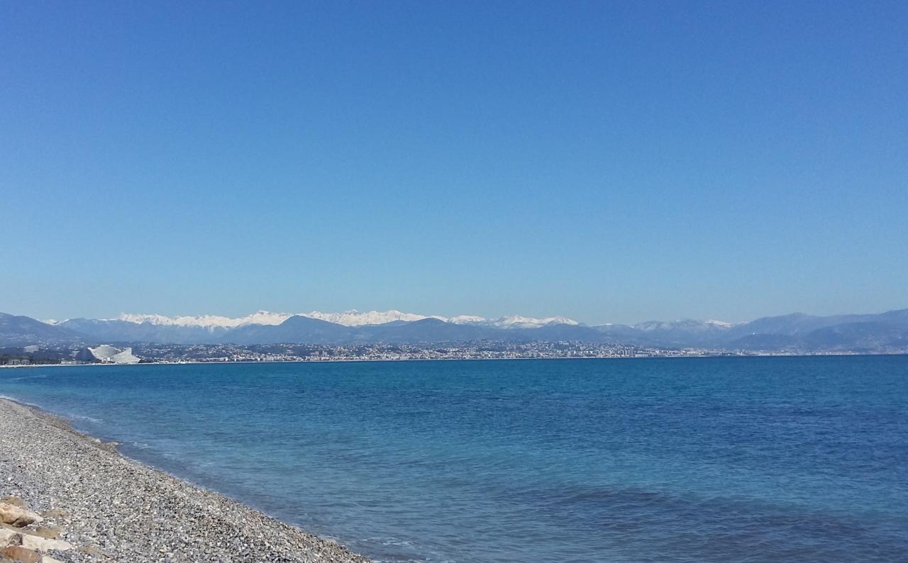 Jolie vue de la montagne depuis le bord de mer